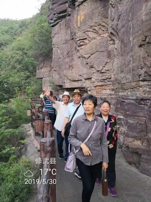 5月30日上午,我们游览了云台山景区的精华景点:"红石峡",就象去北京
